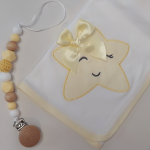 fralda algodão para bebé e criança amarela + prende chuchas em madeira e silicone