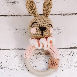 Chocalho Mordedor coelhinha rosa crochet
