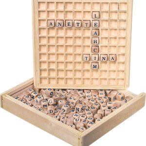 Caixa de madeira com letras