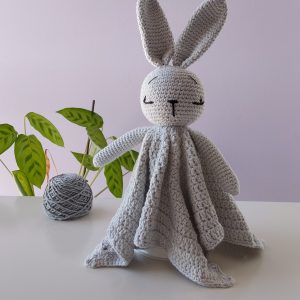 Doudou coelhinho crochet